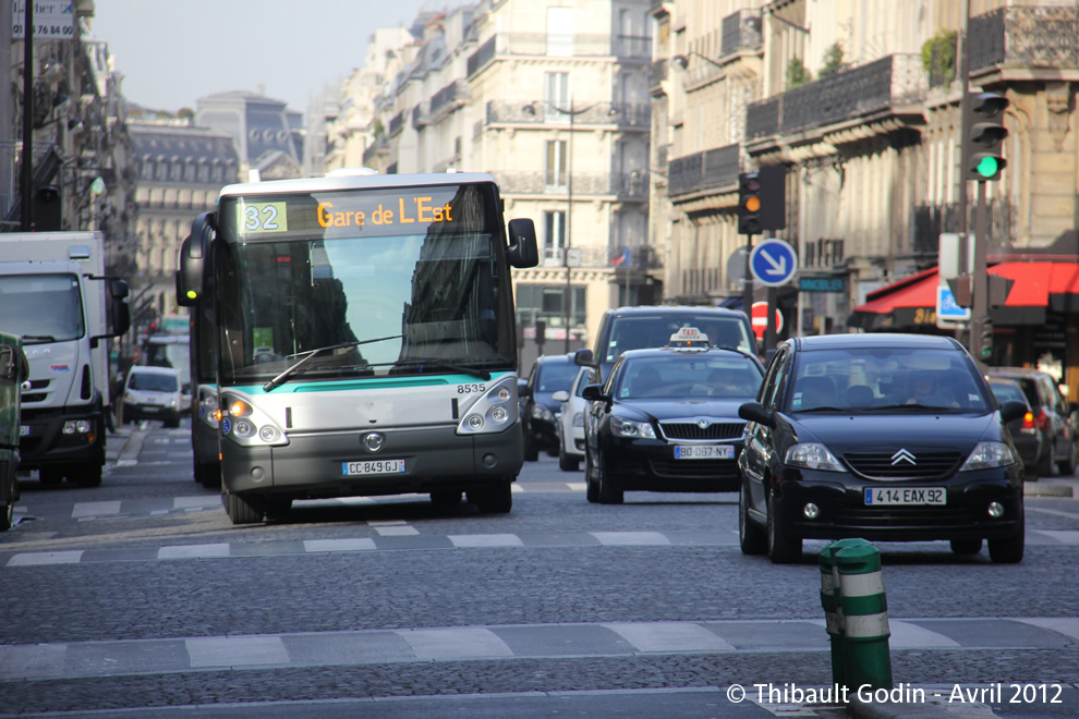 Bus 8535 (CC-849-GJ) sur la ligne 32 (RATP) à Cadet (Paris)