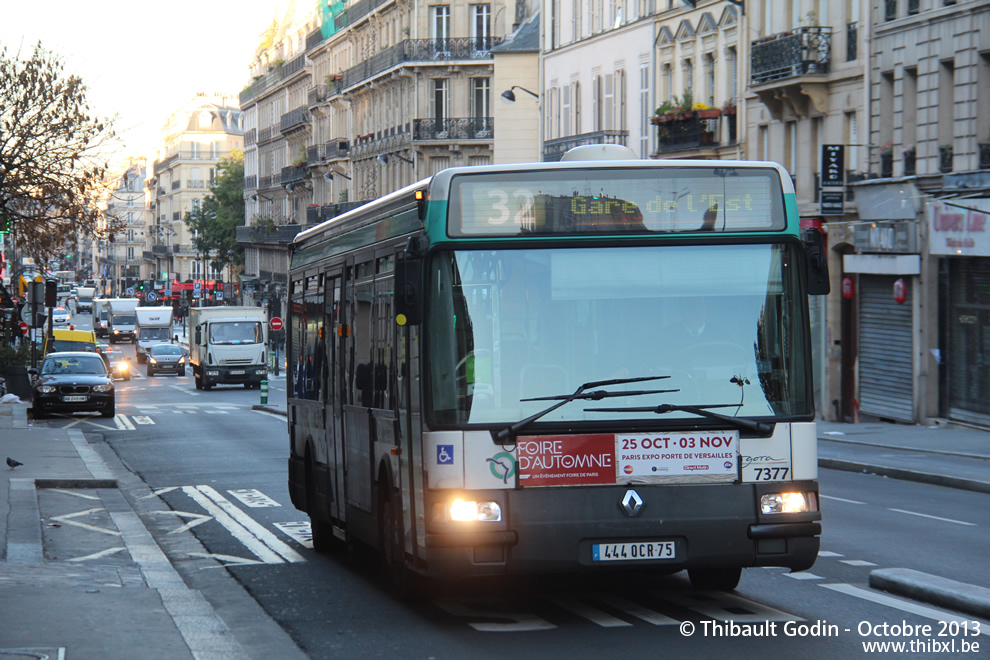 Bus 7377 (444 QCR 75) sur la ligne 32 (RATP) à Poissonnière (Paris)