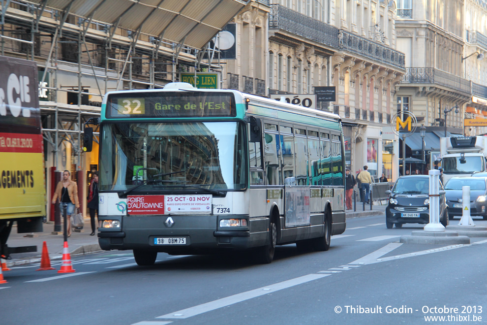 Bus 7374 (98 QBM 75) sur la ligne 32 (RATP) à Gare Saint-Lazare (Paris)