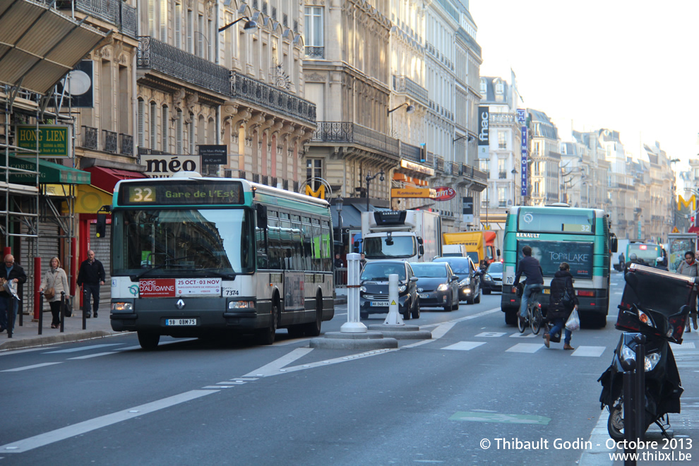 Bus 7374 (98 QBM 75) sur la ligne 32 (RATP) à Gare Saint-Lazare (Paris)