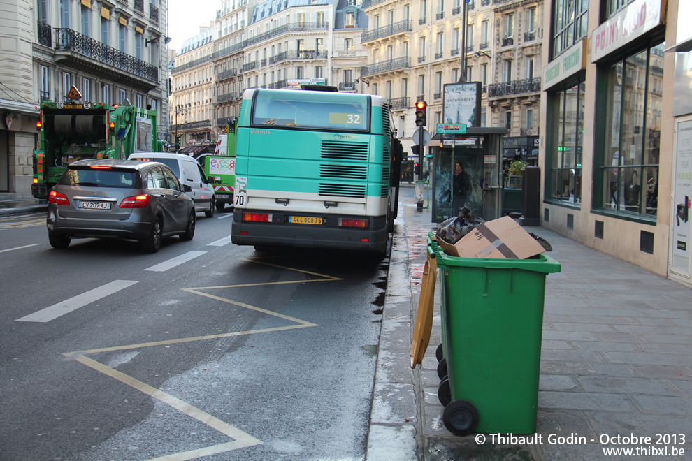 Bus 7377 (444 QCR 75) sur la ligne 32 (RATP) à Cadet (Paris)