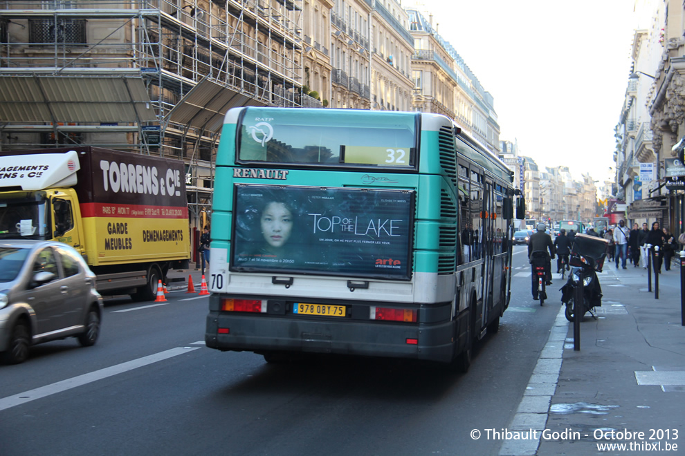 Bus 7376 (978 QBY 75) sur la ligne 32 (RATP) à Gare Saint-Lazare (Paris)