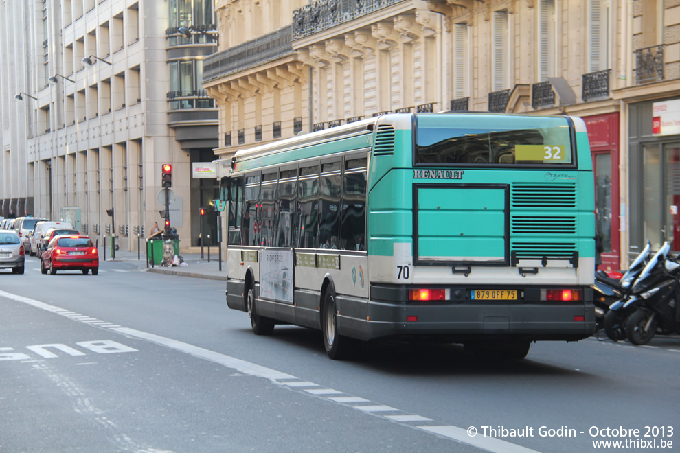 Bus 7386 (879 QFF 75) sur la ligne 32 (RATP) à Trinité - d'Estienne d'Orves (Paris)