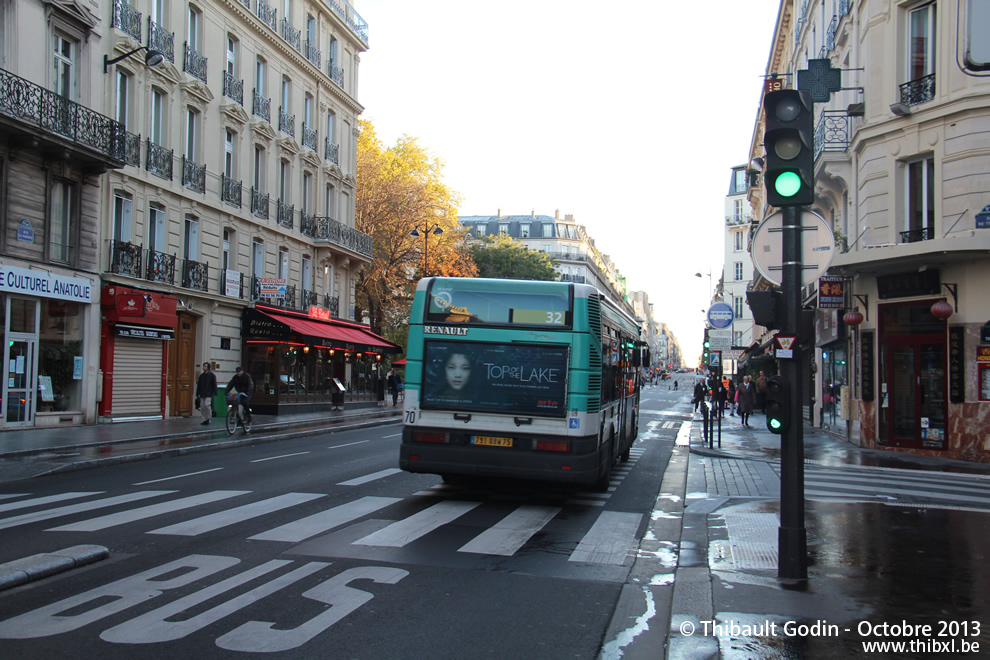 Bus 7375 (791 QBW 75) sur la ligne 32 (RATP) à Cadet (Paris)