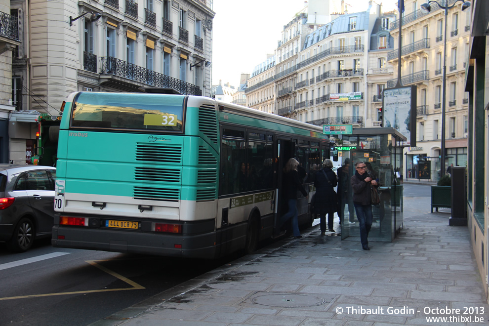 Bus 7377 (444 QCR 75) sur la ligne 32 (RATP) à Cadet (Paris)