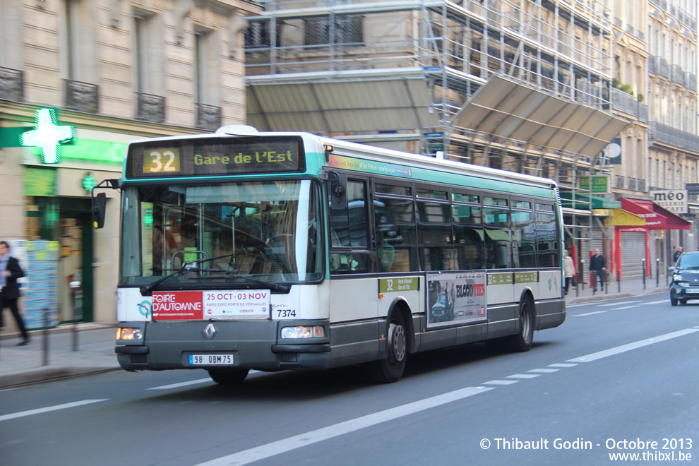 Bus 7374 (98 QBM 75) sur la ligne 32 (RATP) à Gare Saint-Lazare (Paris)