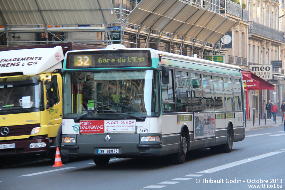 Bus 7374 (98 QBM 75) sur la ligne 32 (RATP) à Gare Saint-Lazare (Paris)