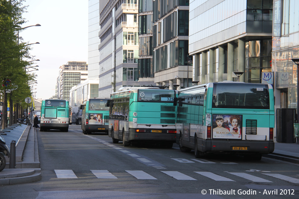 Bus 8438 (655 QFQ 75) sur la ligne 132 (RATP) à Bibliothèque François Mitterrand (Paris)