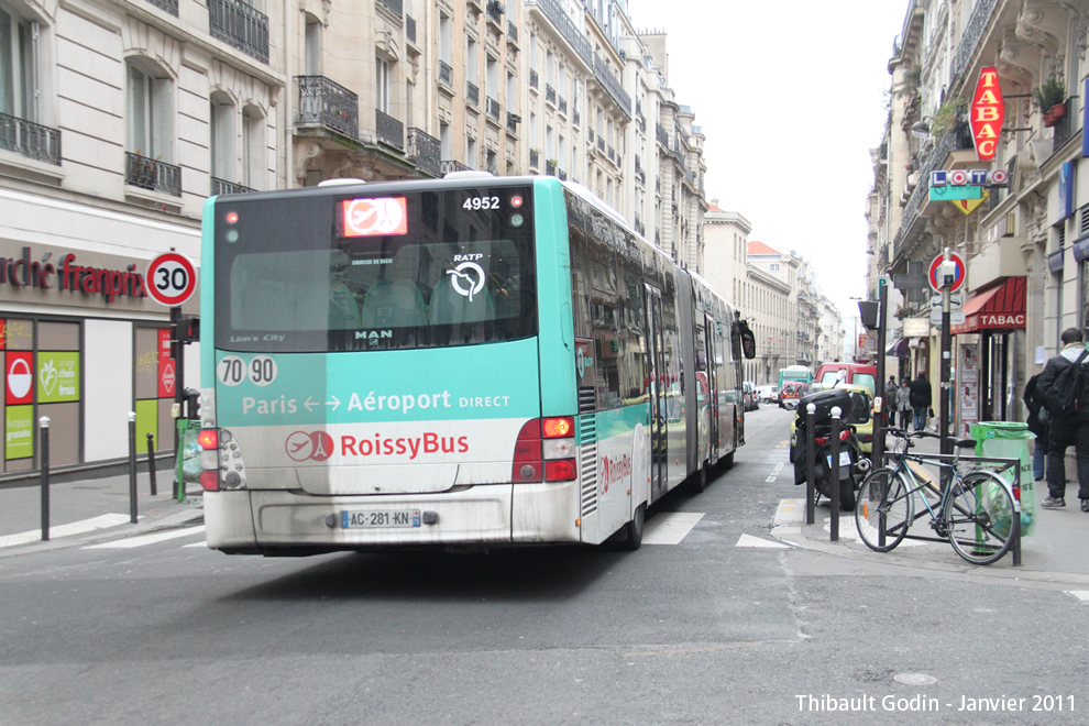 Bus 4952 (AC-281-KN) sur la ligne 352 (Roissybus - RATP) à Lamarck - Caulaincourt (Paris)