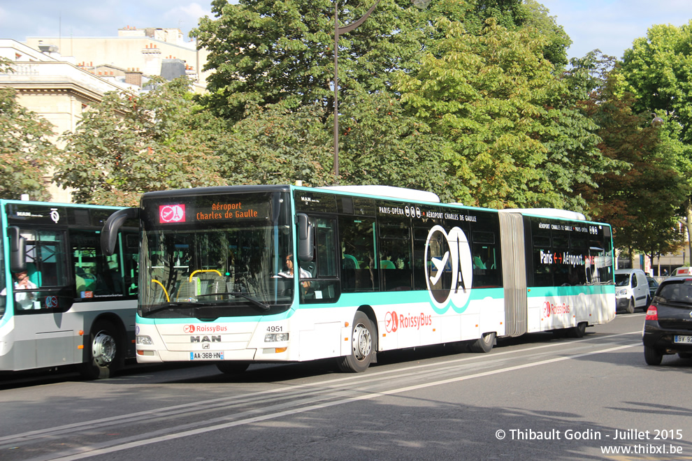 Bus 4951 (AA-368-HN) sur la ligne 352 (Roissybus - RATP) à Malesherbes (Paris)
