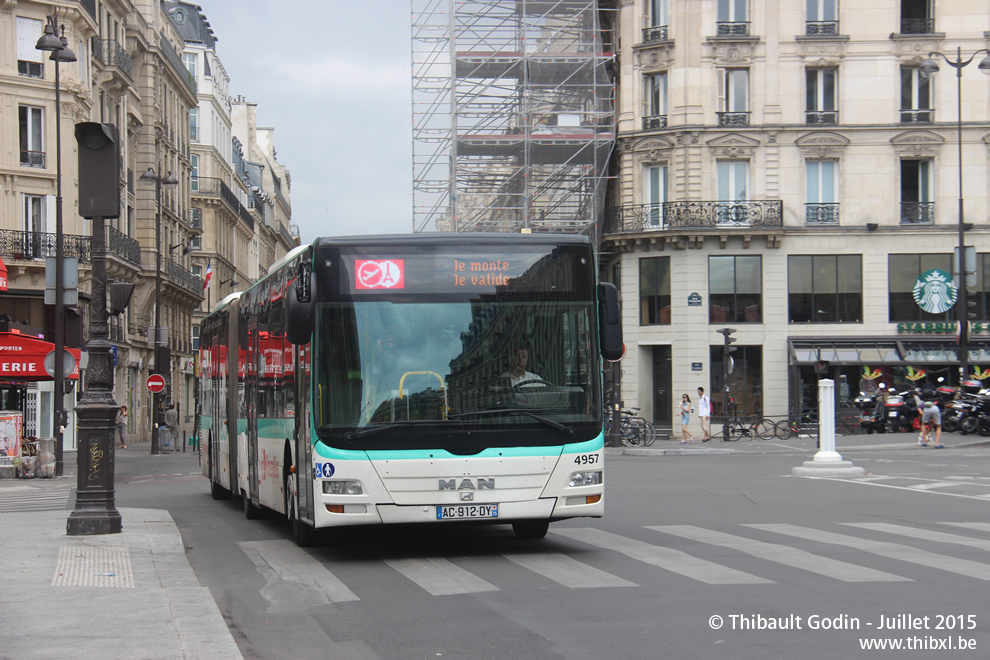 Bus 4957 (AC-912-DY) sur la ligne 352 (Roissybus - RATP) à Gare Saint-Lazare (Paris)