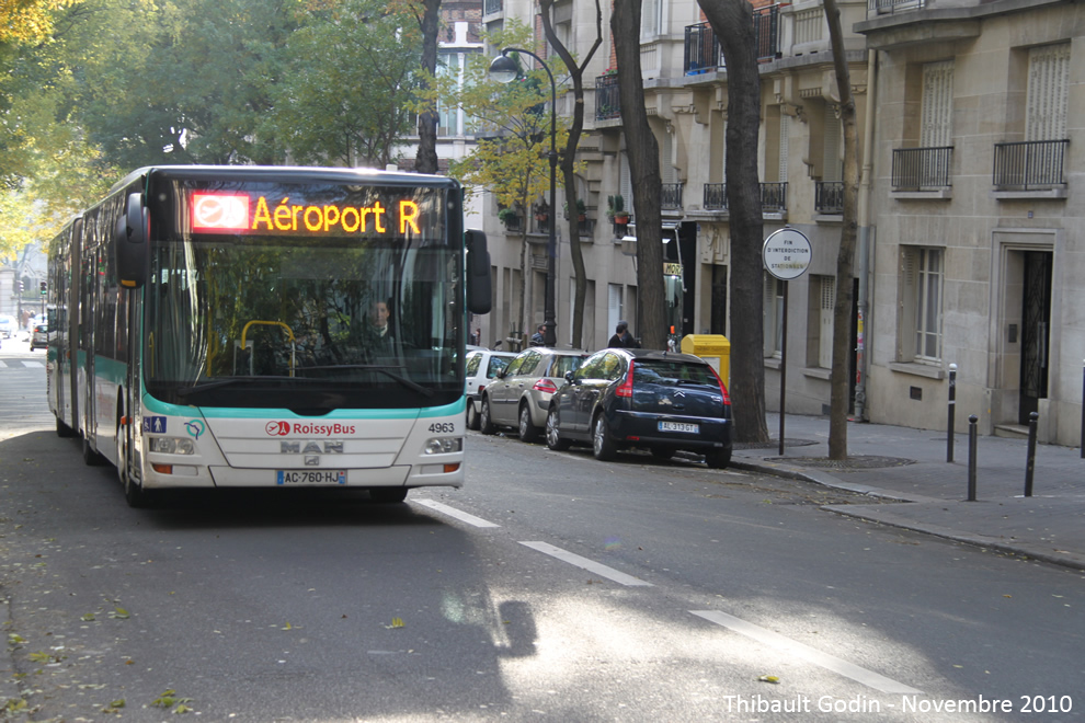 Bus 4963 (AC-760-HJ) sur la ligne 352 (Roissybus - RATP) à Lamarck - Caulaincourt (Paris)