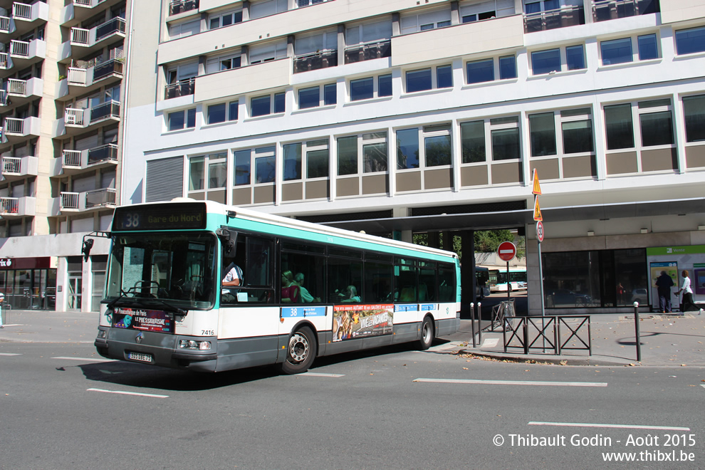 Bus 7416 (905 QBE 75) sur la ligne 38 (RATP) à Porte d'Orléans (Paris)