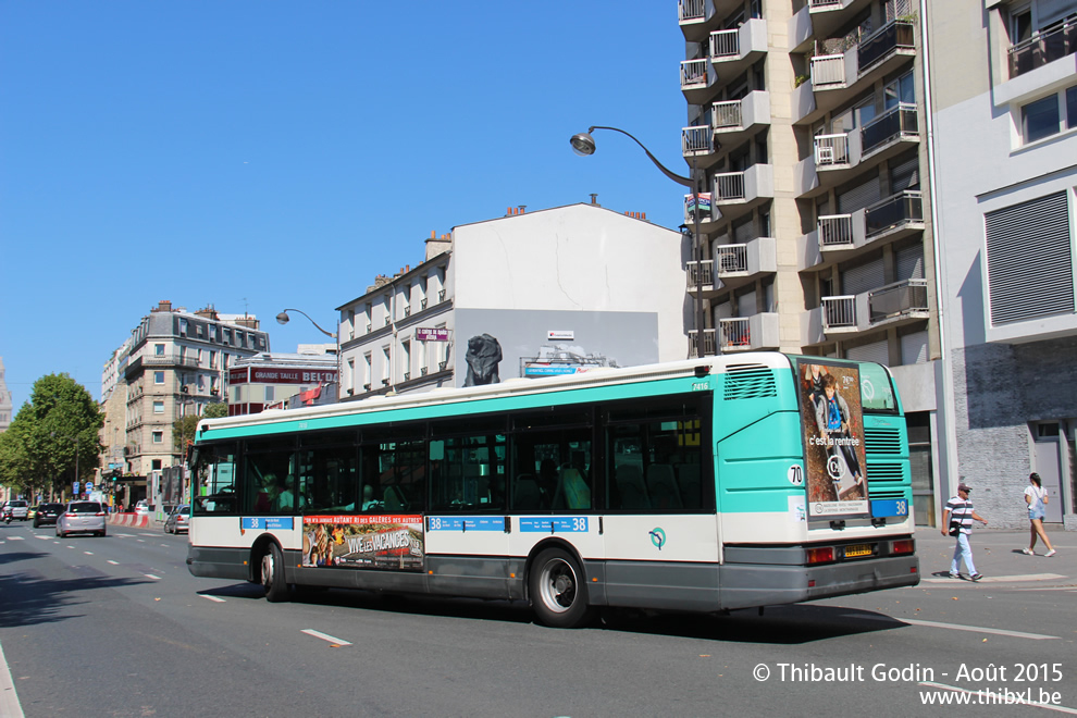 Bus 7416 (905 QBE 75) sur la ligne 38 (RATP) à Porte d'Orléans (Paris)