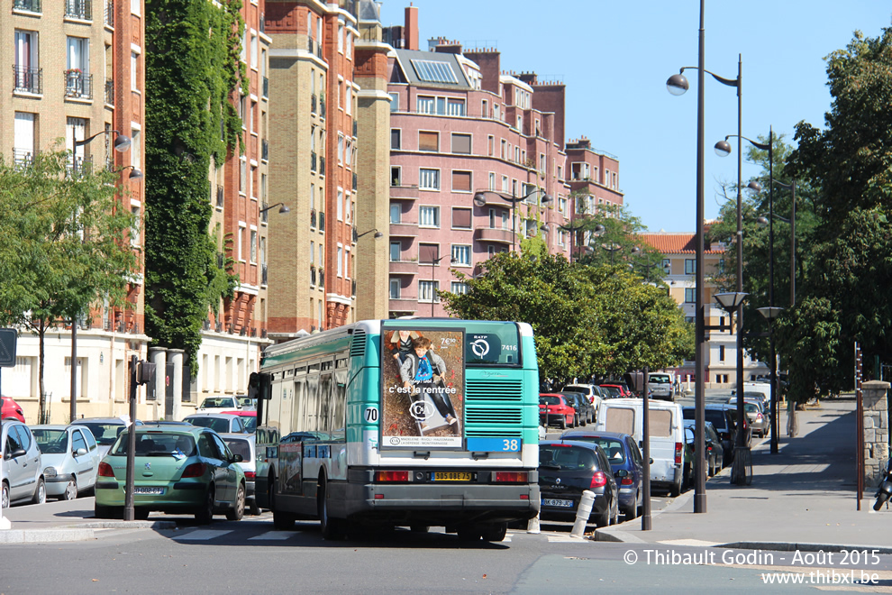 Bus 7416 (905 QBE 75) sur la ligne 38 (RATP) à Porte d'Orléans (Paris)