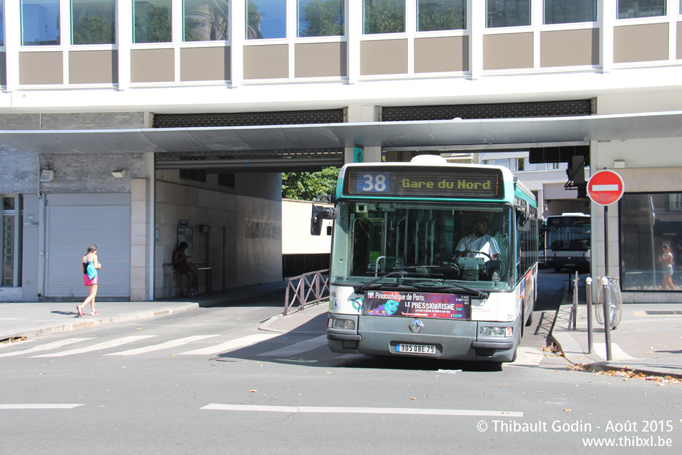 Bus 7416 (905 QBE 75) sur la ligne 38 (RATP) à Porte d'Orléans (Paris)