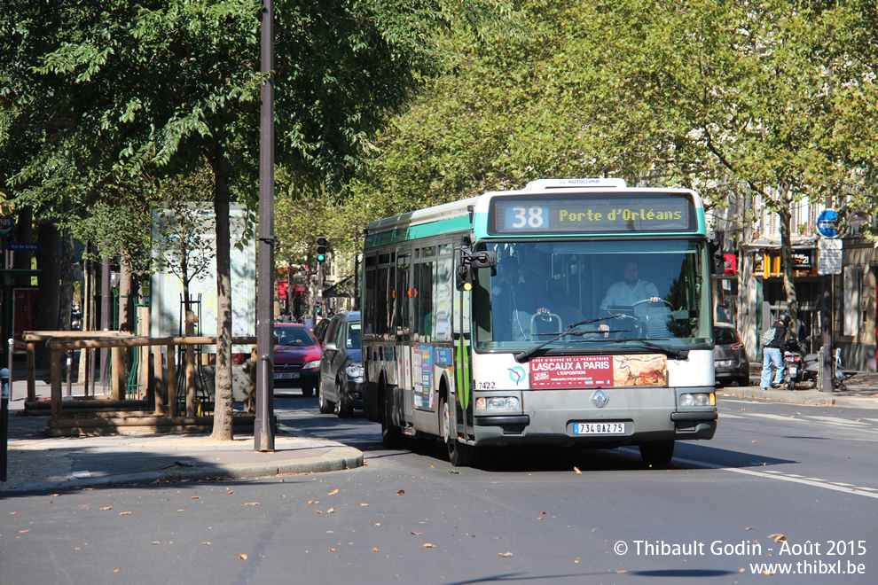 Bus 7422 (734 QAZ 75) sur la ligne 38 (RATP) à Port-Royal (Paris)