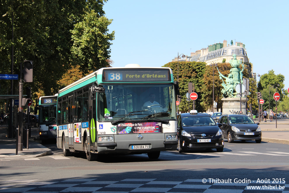 Bus 7410 (928 QBA 75) sur la ligne 38 (RATP) à Port-Royal (Paris)