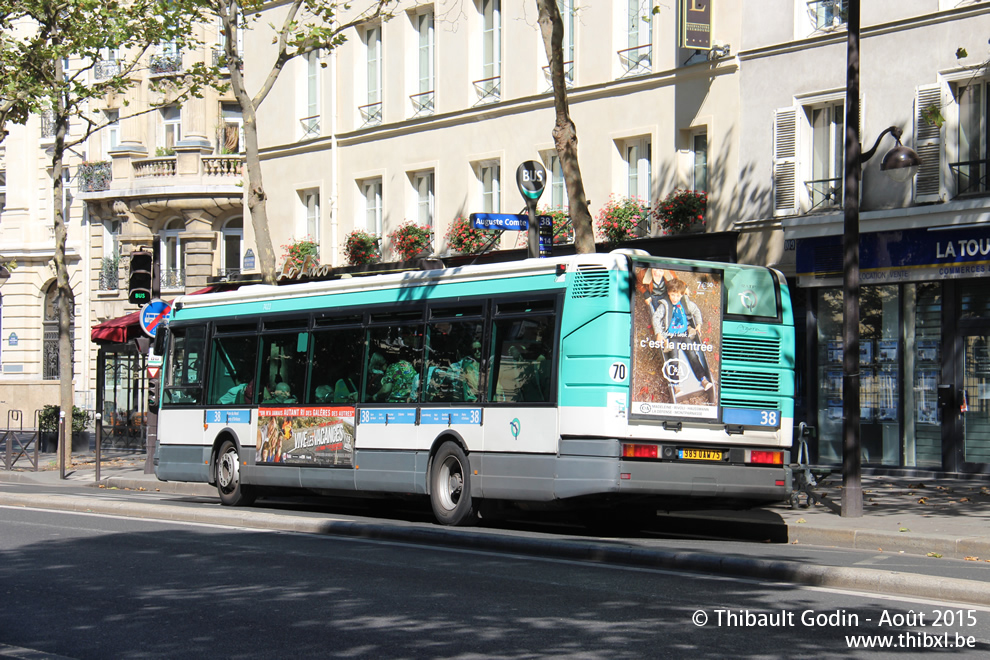 Bus 7423 (989 QAW 75) sur la ligne 38 (RATP) à Port-Royal (Paris)