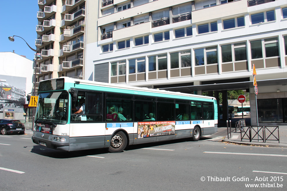 Bus 7416 (905 QBE 75) sur la ligne 38 (RATP) à Porte d'Orléans (Paris)