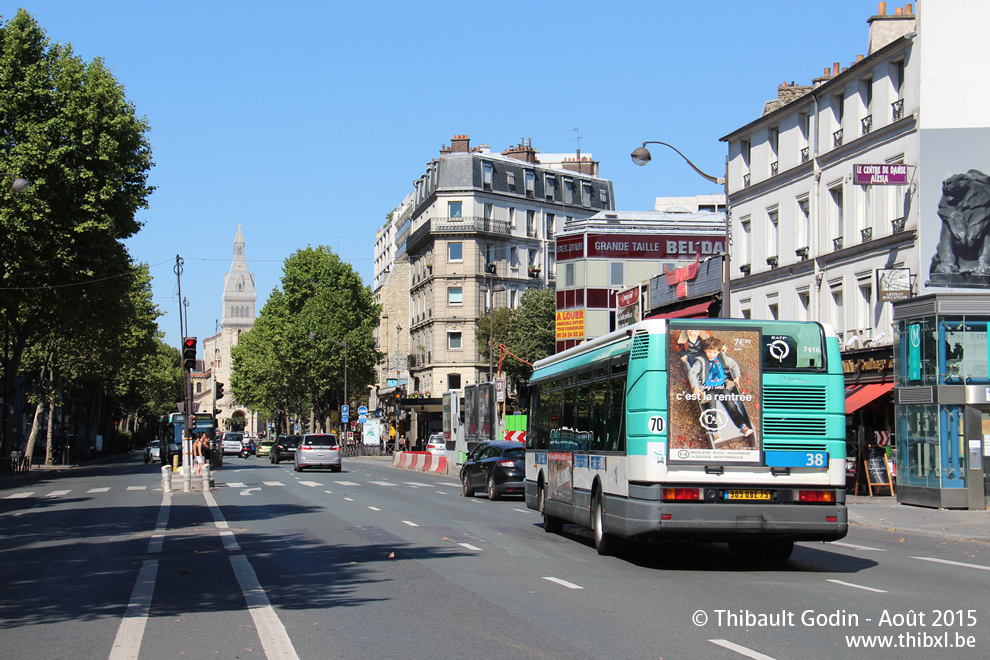 Bus 7416 (905 QBE 75) sur la ligne 38 (RATP) à Porte d'Orléans (Paris)