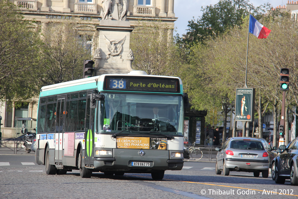 Bus 7400 (870 QAZ 75) sur la ligne 38 (RATP) à Châtelet (Paris)