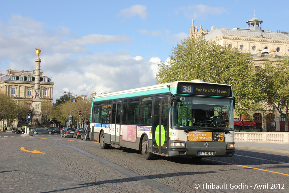 Bus 7400 (870 QAZ 75) sur la ligne 38 (RATP) à Châtelet (Paris)