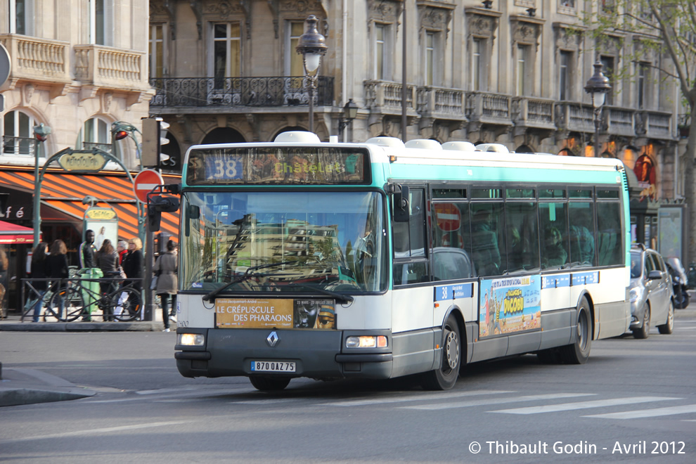 Bus 7400 (870 QAZ 75) sur la ligne 38 (RATP) à Saint-Michel (Paris)