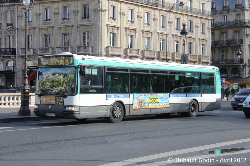 Bus 7400 (870 QAZ 75) sur la ligne 38 (RATP) à Saint-Michel (Paris)