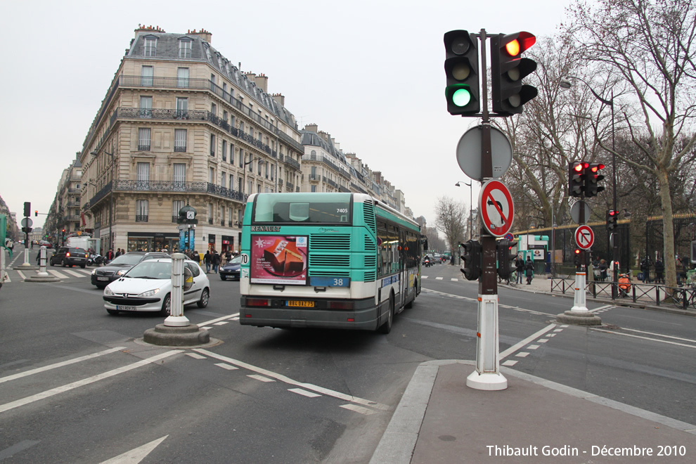 Bus 7405 (884 QAZ 75) sur la ligne 38 (RATP) à Luxembourg (Paris)