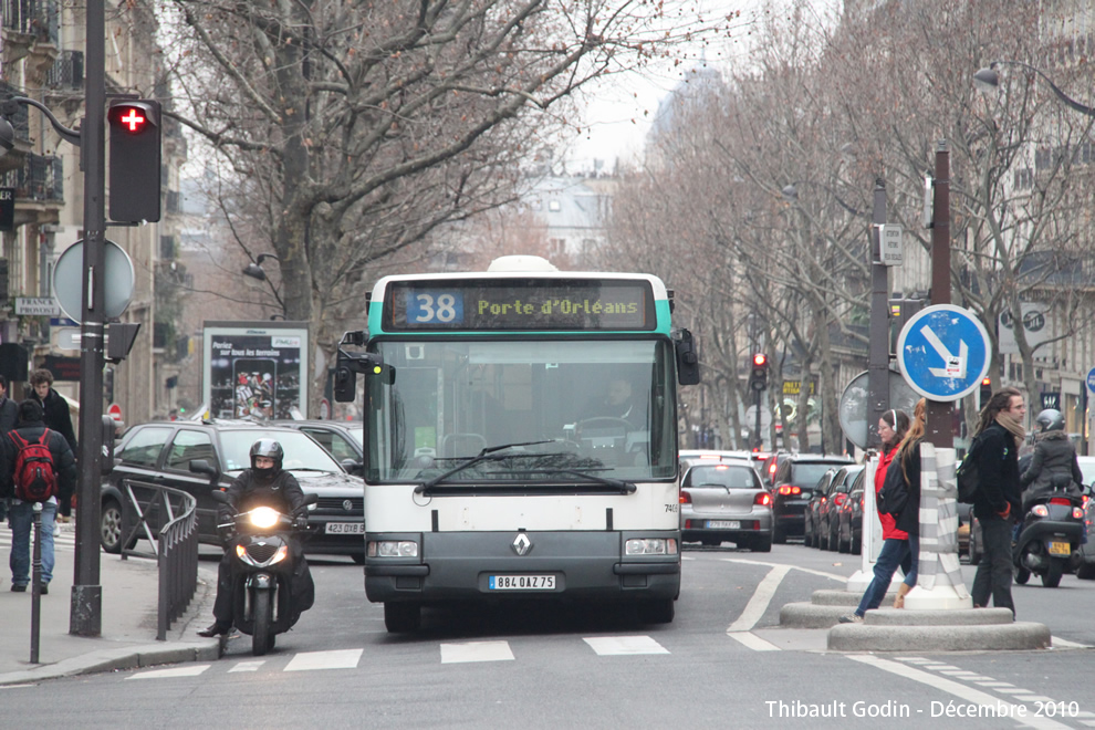 Bus 7405 (884 QAZ 75) sur la ligne 38 (RATP) à Luxembourg (Paris)