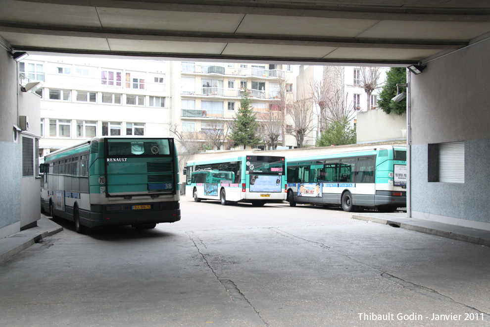 Bus 7429 (944 QBA 75) sur la ligne 38 (RATP) à Porte d'Orléans (Paris)