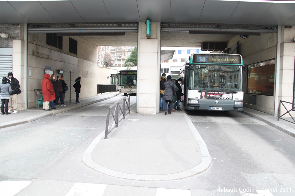 Bus 7403 (748 QBF 75) sur la ligne 38 (RATP) à Porte d'Orléans (Paris)