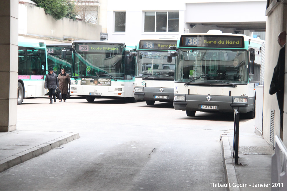 Bus 7420 (475 QBH 75) et 7429 (944 QBA 75) sur la ligne 38 (RATP) à Porte d'Orléans (Paris)