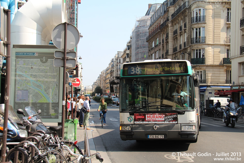 Bus 7422 (734 QAZ 75) sur la ligne 38 (RATP) à Rambuteau (Paris)