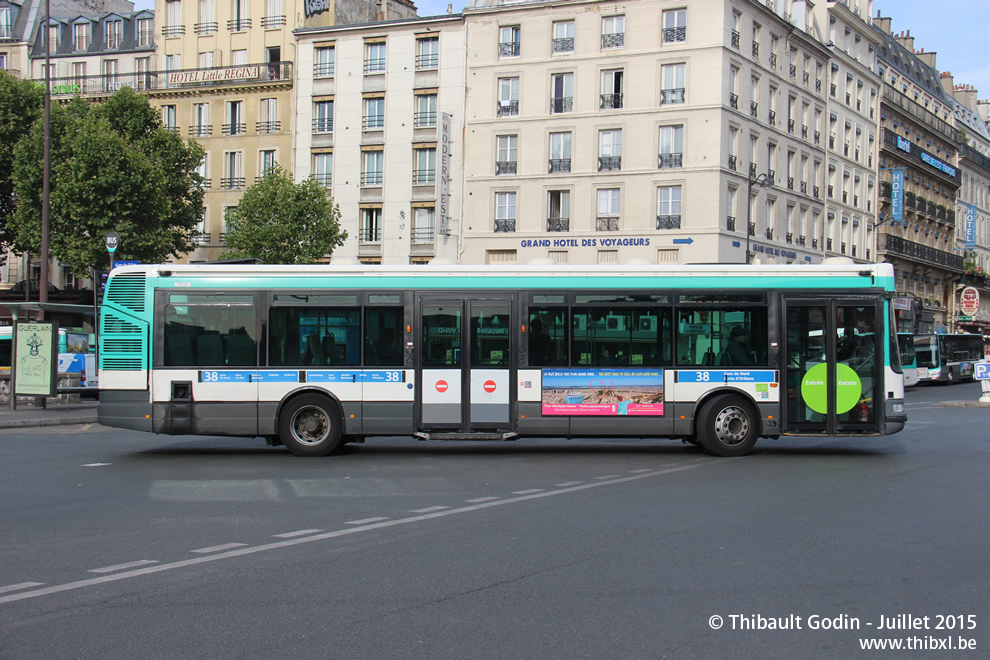 Bus 7430 (339 QBC 75) sur la ligne 38 (RATP) à Gare de l'Est (Paris)