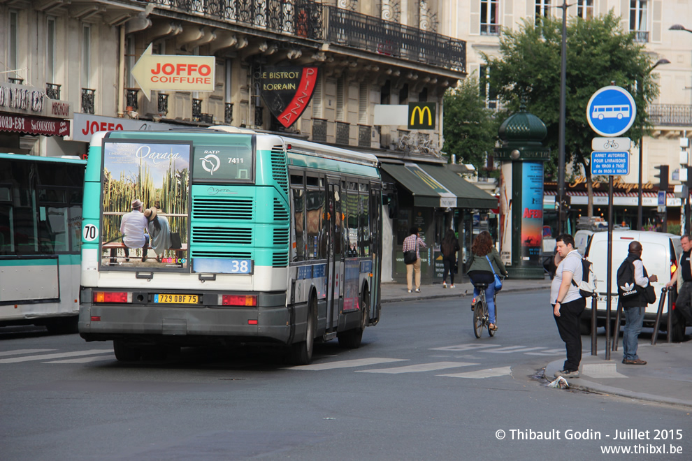 Bus 7411 (729 QBF 75) sur la ligne 38 (RATP) à Gare de l'Est (Paris)