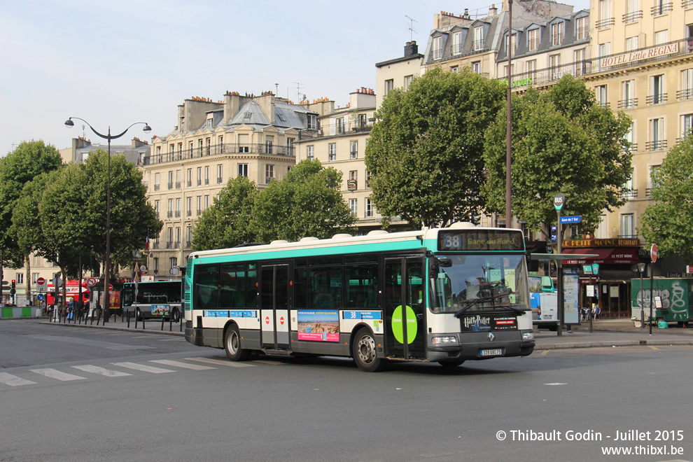 Bus 7430 (339 QBC 75) sur la ligne 38 (RATP) à Gare de l'Est (Paris)