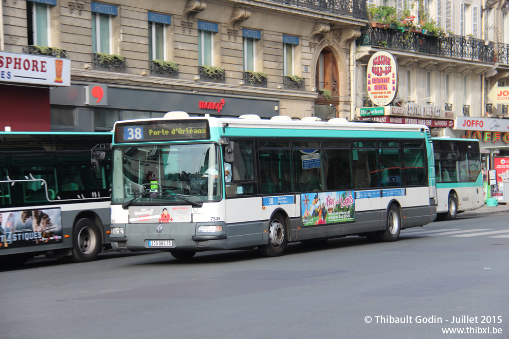 Bus 7549 (230 QBS 75) sur la ligne 38 (RATP) à Gare de l'Est (Paris)