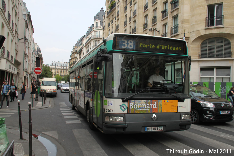 Bus 7407 (818 QAX 75) sur la ligne 38 (RATP) à Château d'Eau (Paris)