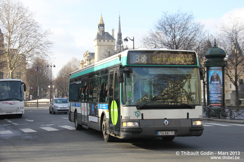 Bus 7422 (734 QAZ 75) sur la ligne 38 (RATP) à Châtelet (Paris)