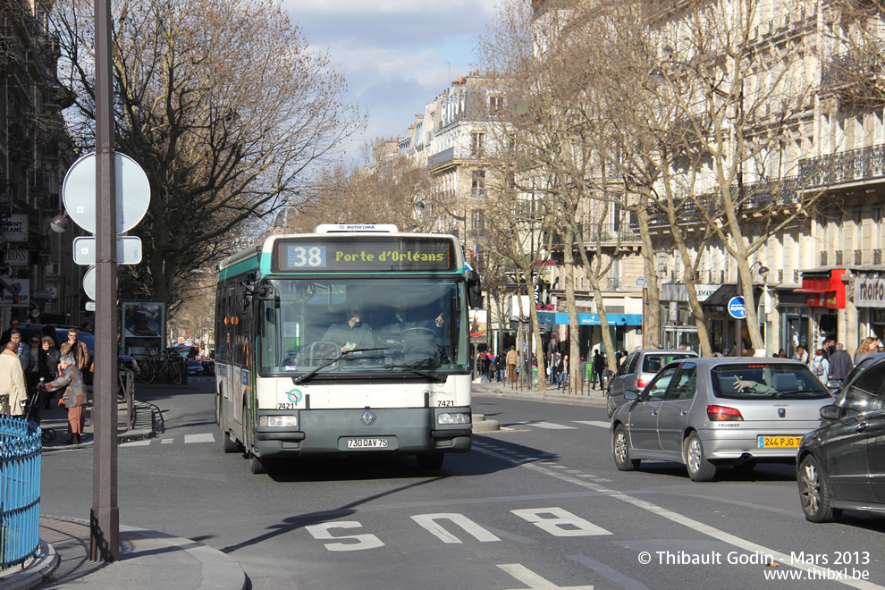 Bus 7421 (730 QAV 75) sur la ligne 38 (RATP) à Luxembourg (Paris)