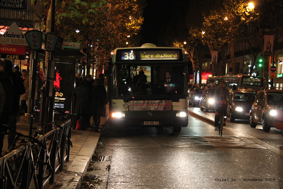 Bus 7416 (905 QBE 75) sur la ligne 38 (RATP) à Saint-Michel (Paris)