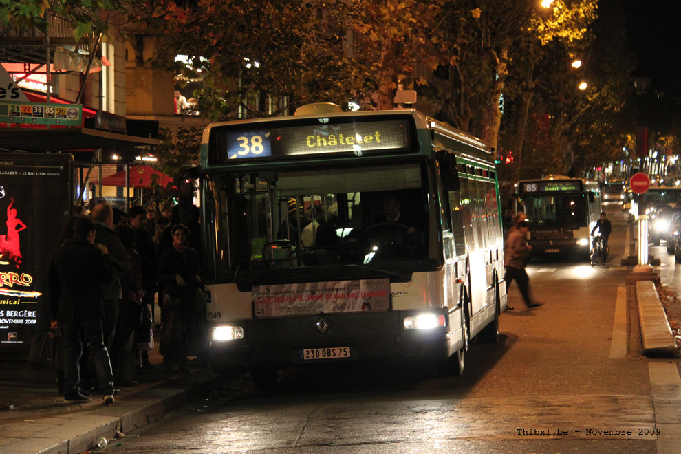 Bus 7549 (230 QBS 75) sur la ligne 38 (RATP) à Saint-Michel (Paris)