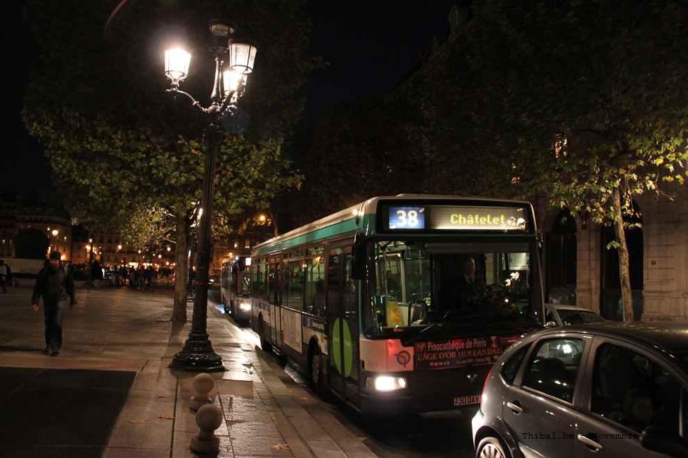 Bus 7421 (730 QAV 75) sur la ligne 38 (RATP) à Châtelet (Paris)