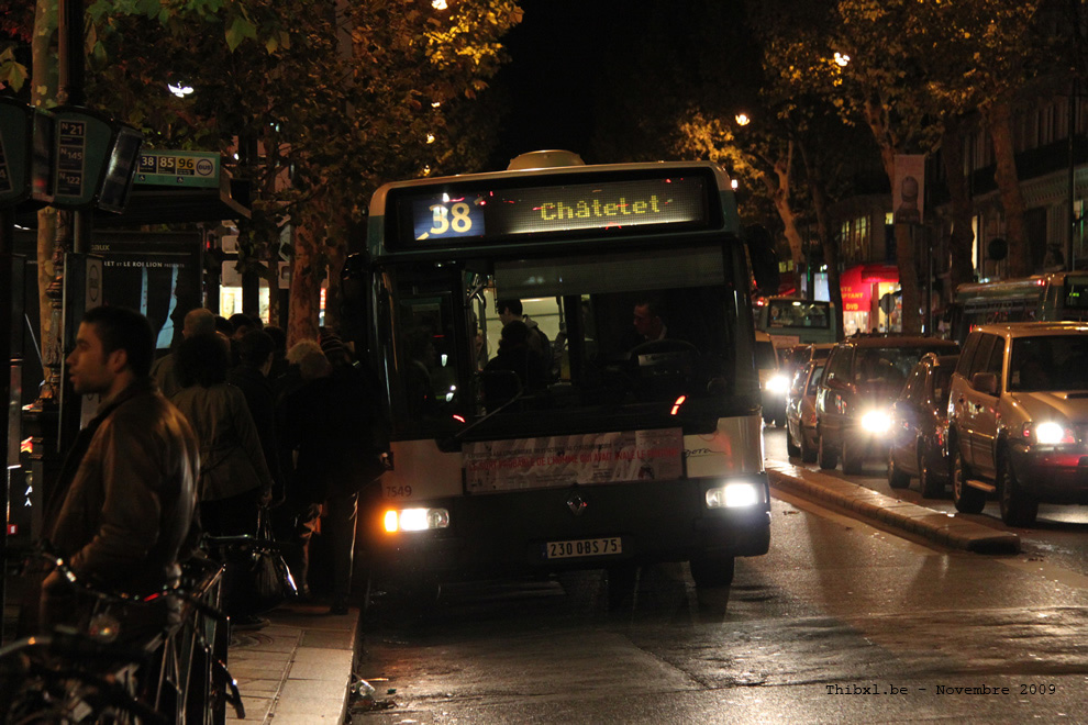 Bus 7549 (230 QBS 75) sur la ligne 38 (RATP) à Saint-Michel (Paris)