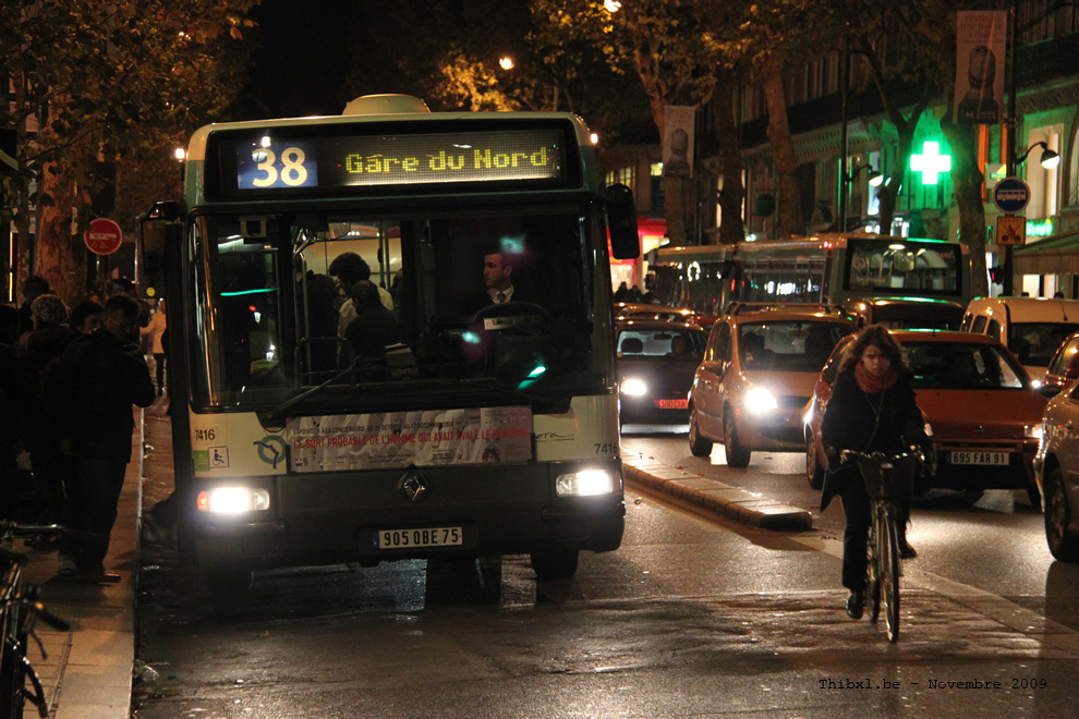 Bus 7416 (905 QBE 75) sur la ligne 38 (RATP) à Saint-Michel (Paris)