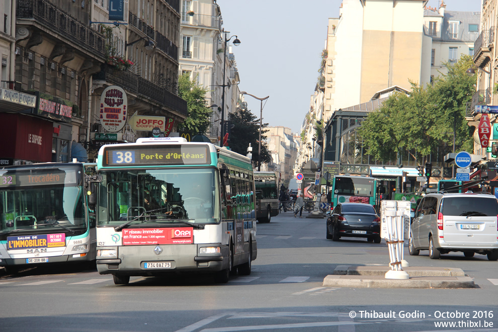 Bus 7422 (734 QAZ 75) sur la ligne 38 (RATP) à Gare de l'Est (Paris)