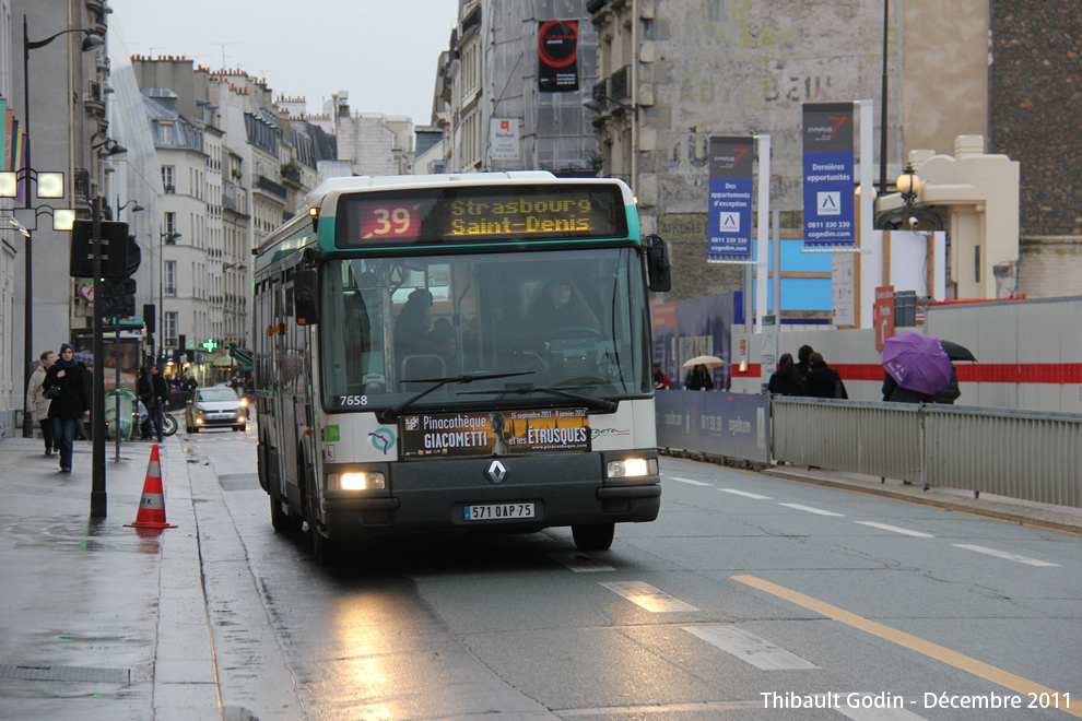 Bus 7658 (571 QAP 75) sur la ligne 39 (RATP) à Vaneau (Paris)