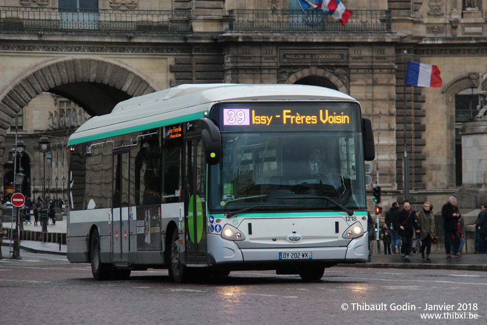 Bus 1218 (DY-202-WX) sur la ligne 39 (RATP) à Pont du Carrousel (Paris)